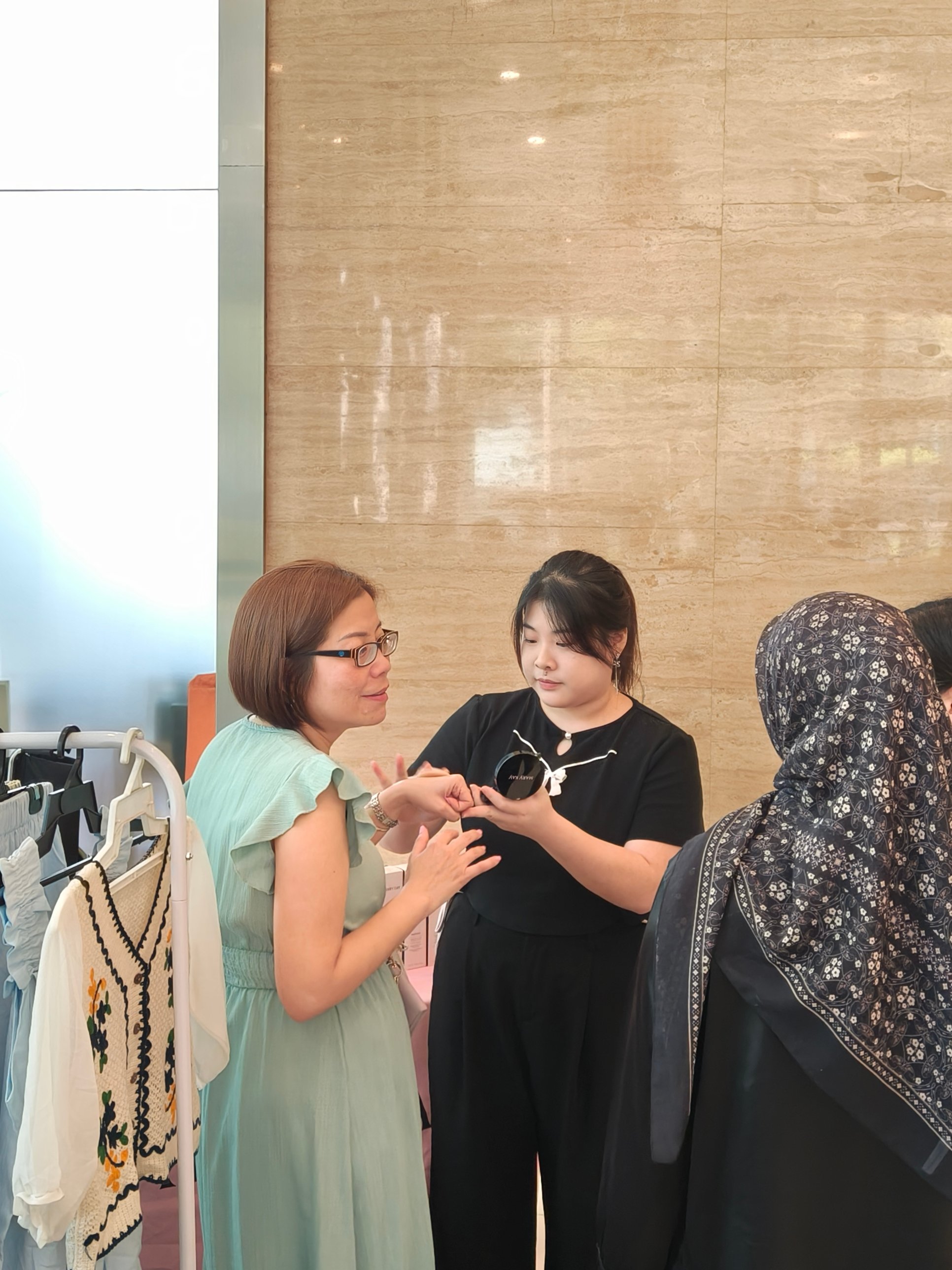 Sheconomy vendor styling a customer